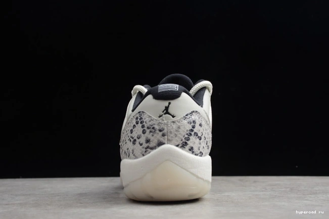 Air 11 Low Bone Snake SE Jordan CD6846-002 Light 0525